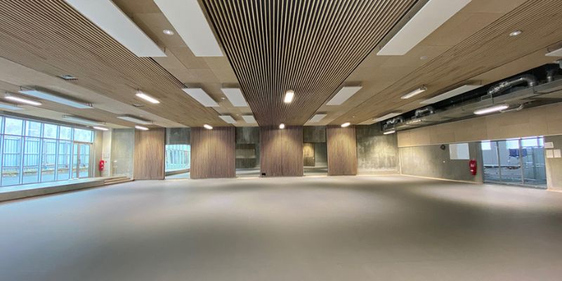 Grand espace du lycée Marcel Cachin à Saint-Ouen-sur-Seine avec éclairage réalisé par Inspiration Elec. Les panneaux lumineux assurent une diffusion homogène pour une ambiance moderne et fonctionnelle.