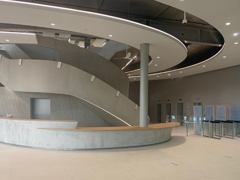 Le GED a un hall d’accueil caractérisé par un escalier monumental. Ce bâtiment à Aubervilliers se distingue par son faible impact carbone et son efficacité énergétique.