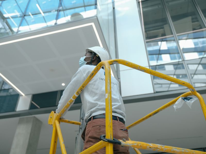 Pose de luminaires par l'équipe d'Inspiration Elec dans le hall du GED du campus Condorcet à Aubervilliers