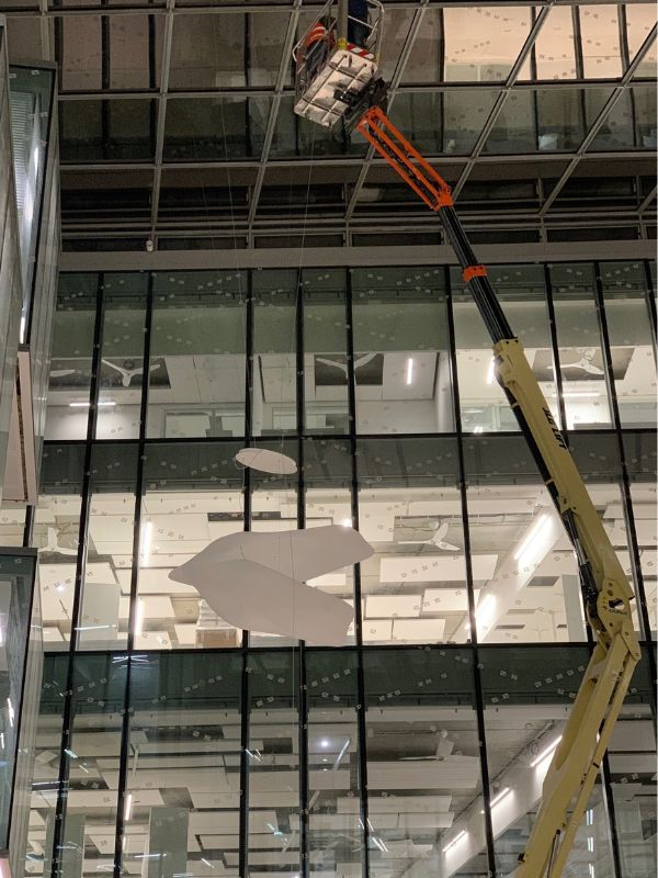 Intervention à 15 mètres de hauteur à l’aide d’une nacelle pour installer des filins de suspension en vue de la pose de l’éclairage sur le GED à Aubervilliers.